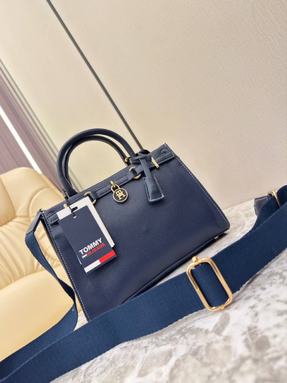 Tommy Hilfiger The American Icon Leather Tote Bag