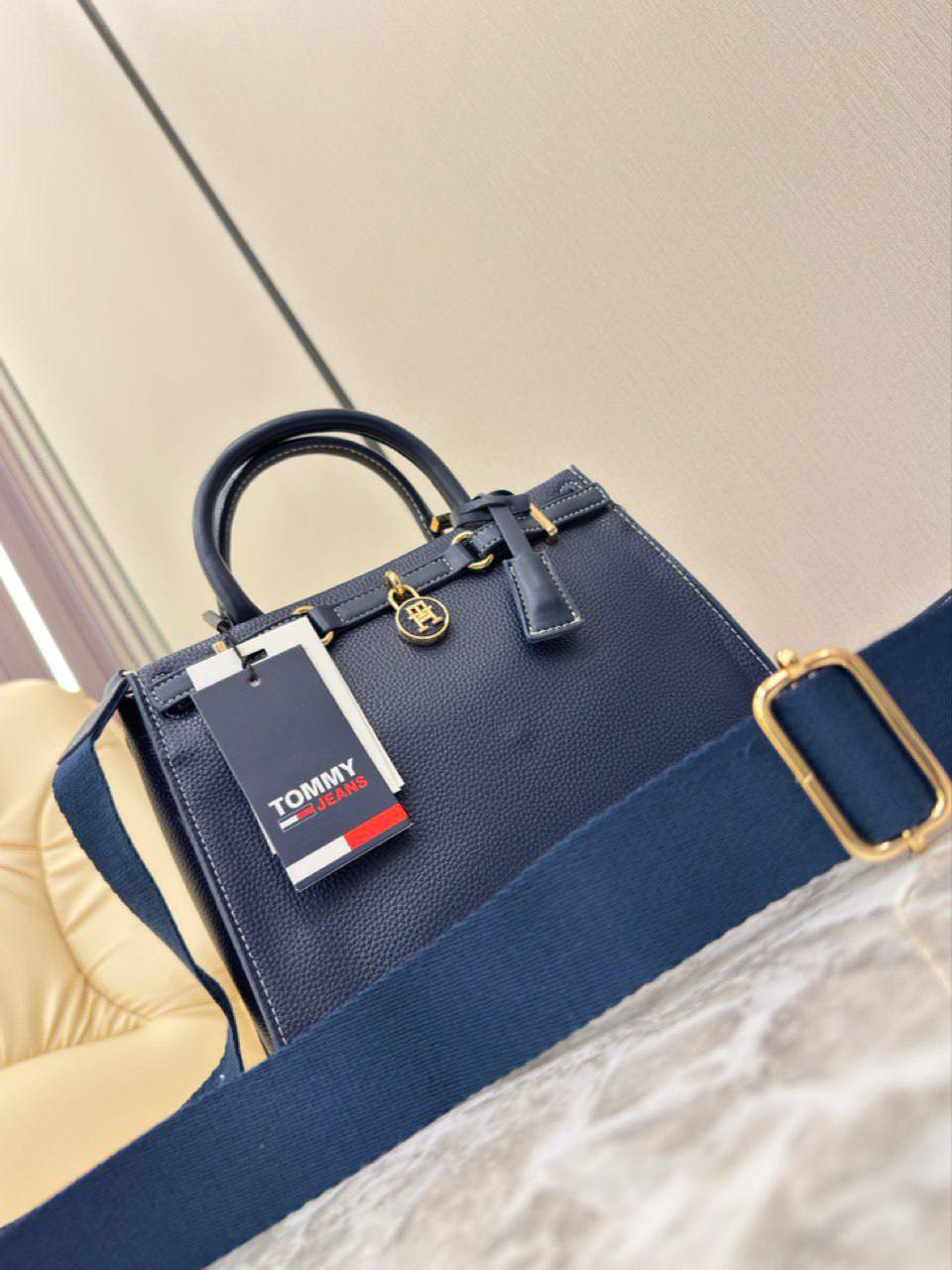 Tommy Hilfiger The American Icon Leather Tote Bag