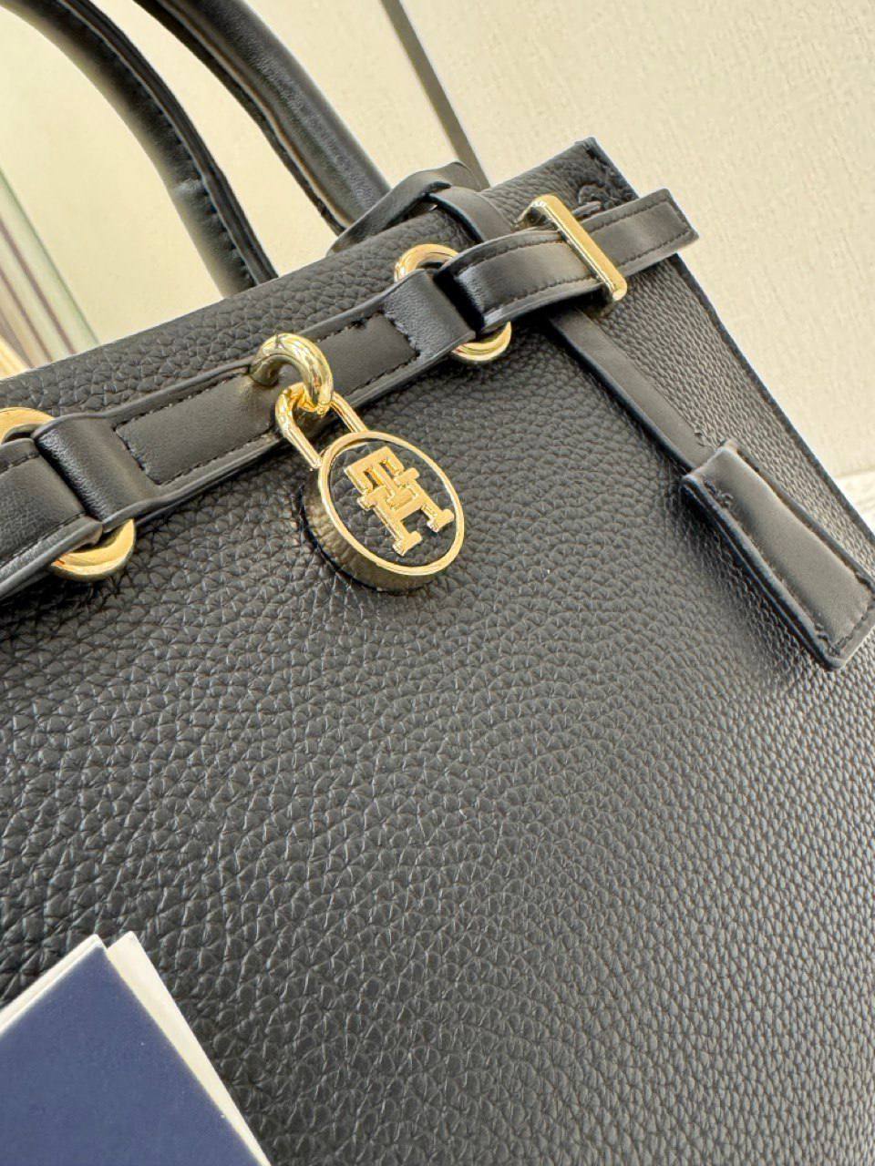 Tommy Hilfiger The American Icon Leather Tote Bag