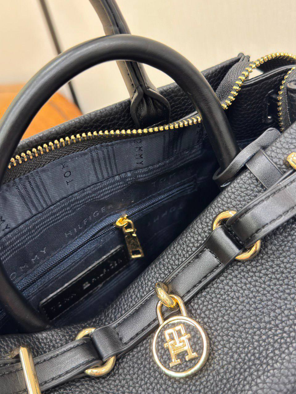 Tommy Hilfiger The American Icon Leather Tote Bag